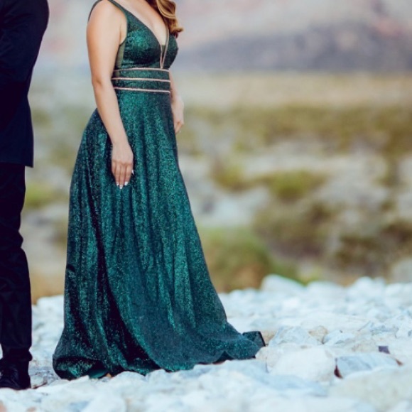 Emerald green formal dress for prom, wedding, quince! - Picture 2 of 2